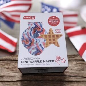 NWT DASH Star Patriotic Mini Waffle Maker with Americana Print